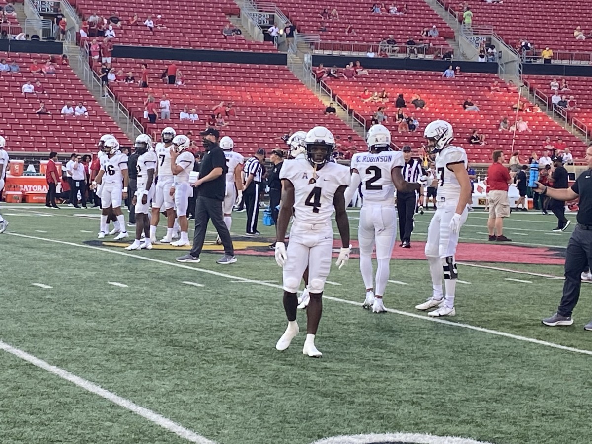 Ryan O'Keefe (#4) and the Knights had their chance in the fourth quarter. O'Keefe finished with four receptions for 74 yards and a touchdown; he also threw a 20-yard touchdown back to Dillon Gabriel.
